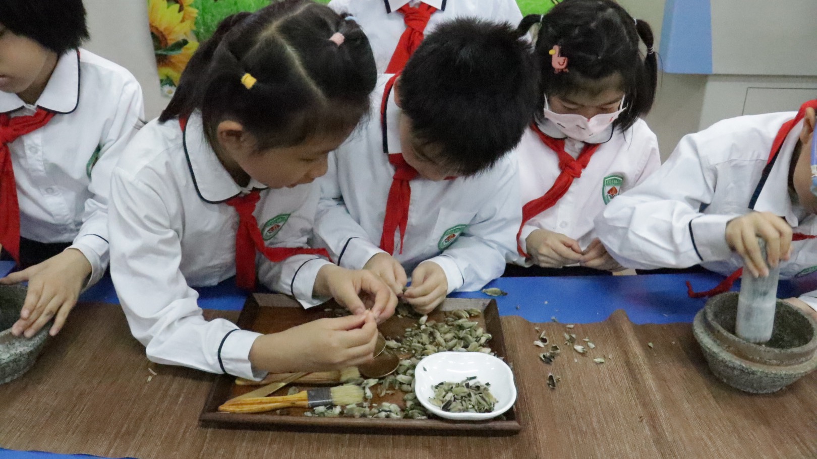 做香囊送家长！广州这所小学用“香”文化彰显元宵特色