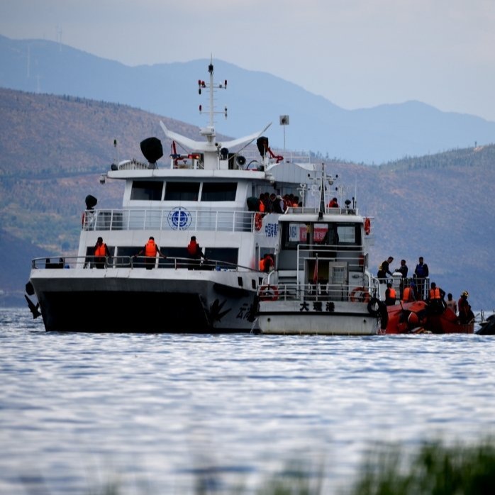 大理一参与灭火直升机坠落洱海,医院:已收治一名伤员正抢救