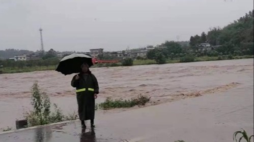四川乐山暴雨致河流出现超警戒洪水，全市已紧急转移千余人